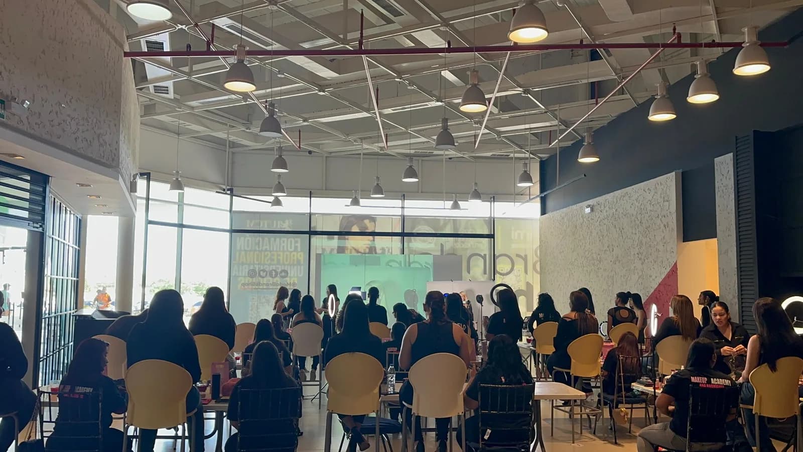 Clase presencial en la Academia de Maquillaje Profesional